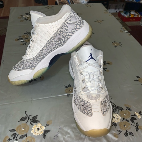 Nike Air Jordan XI 11 Retro Low Size 7Y Youth Basketball Sneakers Gray NBA - Picture 6 of 10